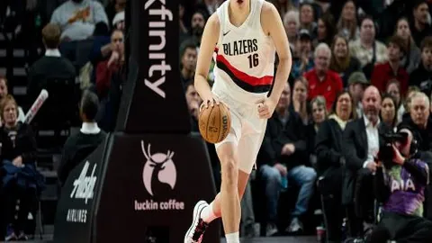 “震撼瞬间！马奎尔惊天一击，老特拉福德沸腾！”